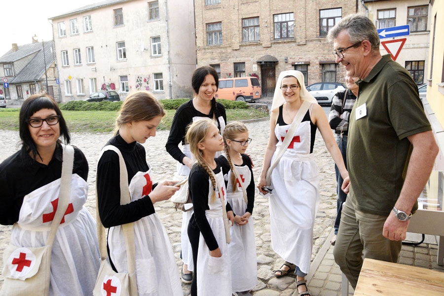 Atraktīvās komandas «Māsu spēks» dalībnieces sarunā ar  Bauskas muzeja speciālistu Raiti Ābelnieku.
Autors: Ivars Bogdanovs