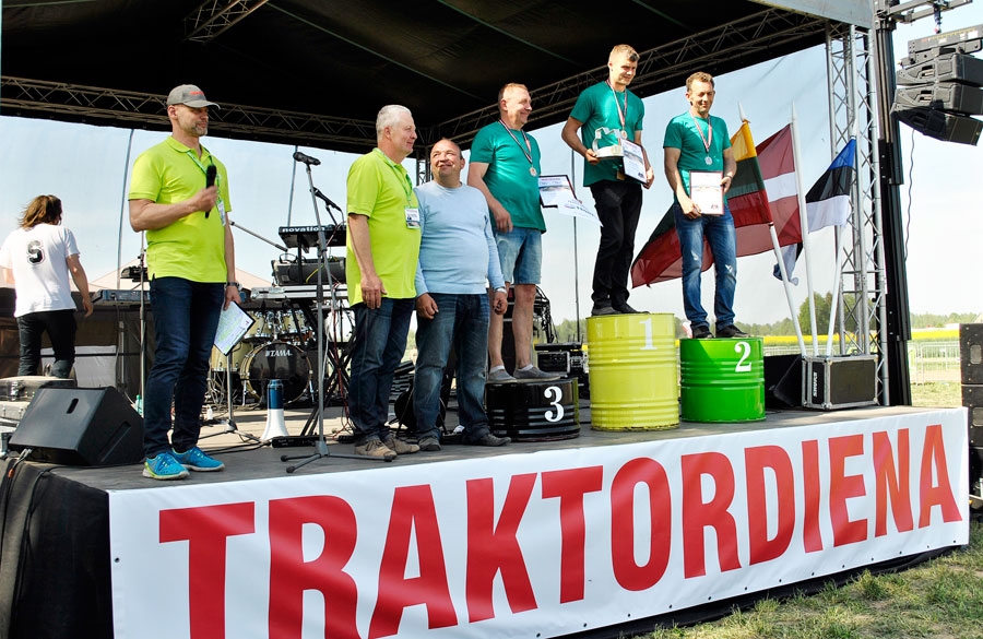Apbalvošanas ceremonija. Valdis Melderis (no kreisās), Rihards Krastiņš, Andris Grantiņš un 3. vietas ieguvējs Armands Štraumanis kopā ar labākajiem traktoru vilkšanā.
Autors: Ruta Keiša