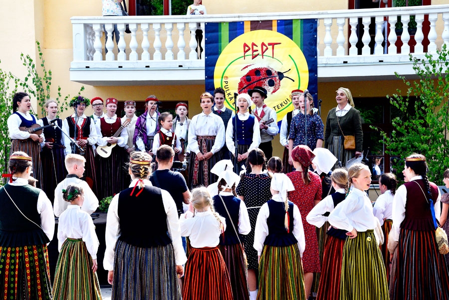 Folkloras festivāla atklāšanas sarīkojums pie Iecavas Mūzikas un mākslas skolas.
Autors: Ivars Bogdanovs