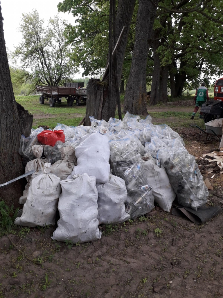 Vecumniekos maisos savāktās nevajadzīgās stikla pudeles un burkas nogādātas pārstrādei.
Autors: no SIA «Eco Baltia vide» arhīva.