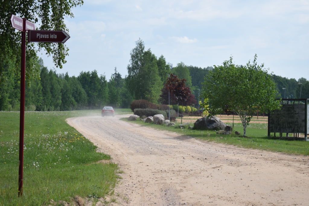 Pludmales iela Vecumniekos gar Veco ezeru pēc absorbenta iestrādes brauktuves virskārtā sausā laikā tomēr put.
Autors: Žanna Zālīte