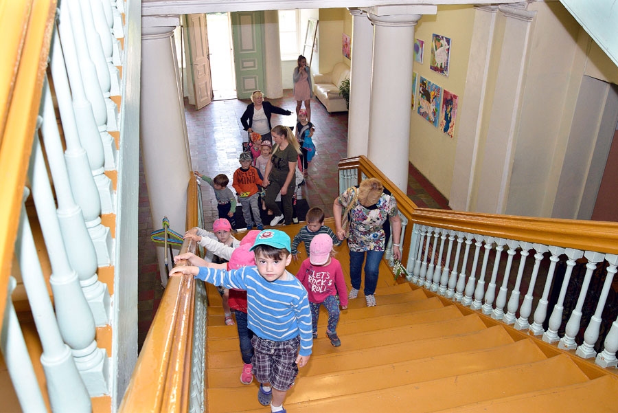 Mazie gleznotāji un un darbu vērtētāji ierodas radošajā templī – Svitenes pilī.
Autors: Ivars Bogdanovs