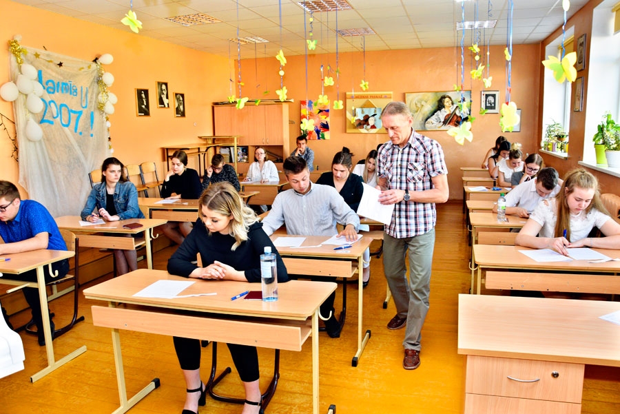 Pilsrundāles vidusskolas 12. klase centralizētajā latviešu valodas eksāmenā, to vada fizikas skolotājs Romualds Vasiļevskis.
Autors: Ivars Bogdanovs