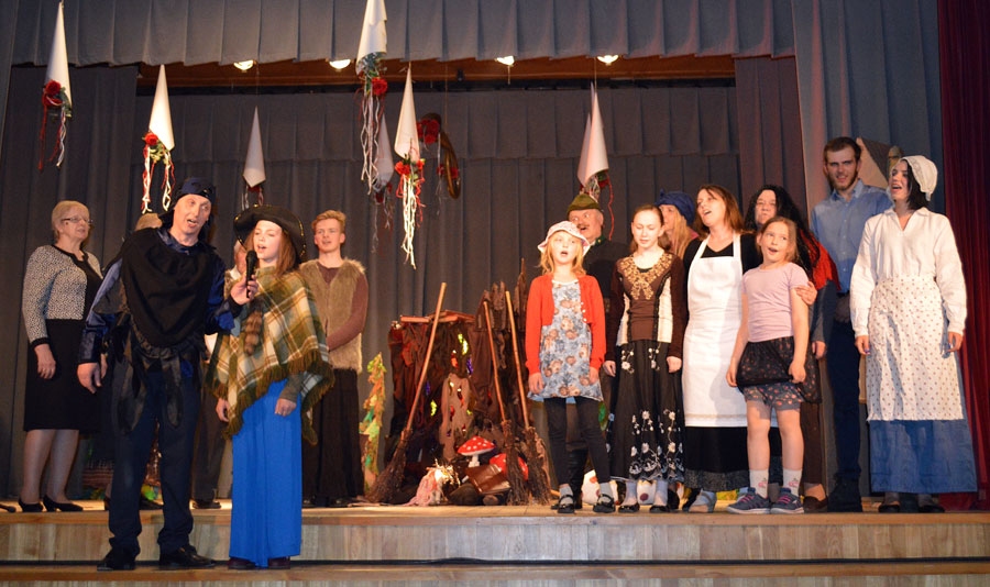 Kurmenes amatierteātra sagatavotajā izrādē «Mazā raganiņa» režisors spējis pulcēt plašu aktieransambli – 14 aktierus, šī izrāde ieguvusi visaugstāko novērtējumu.Foto –
Autors: Ruta Keiša