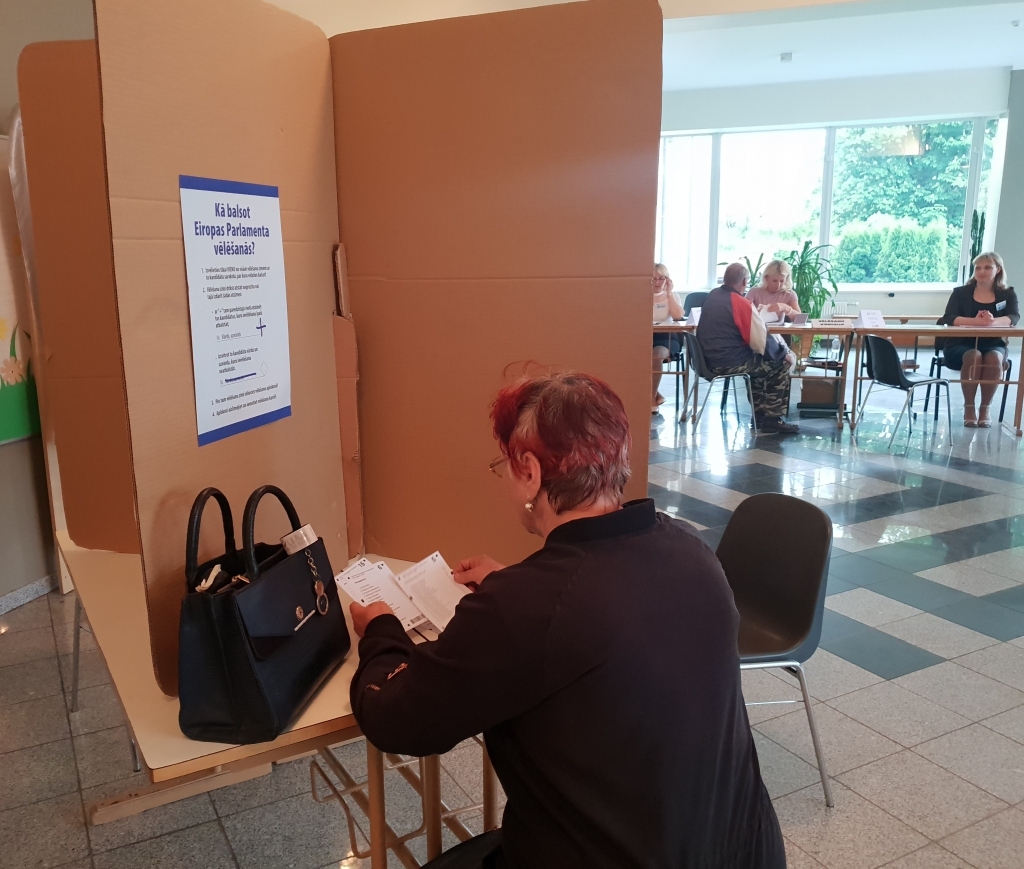 Vēlēšanu iecirknī Bauskā.
Autors: no 