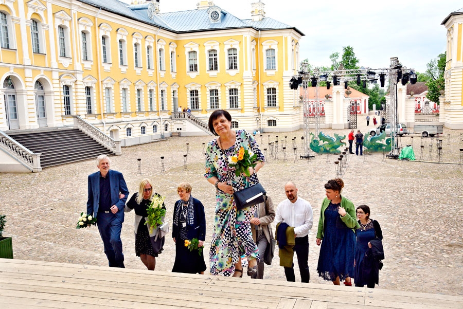 Rundāliešu Ikertu ģimene (centrā – Solveiga Ikerte) ir Rundāles pils muzeja uzticami draugi.
Autors: Ivars Bogdanovs