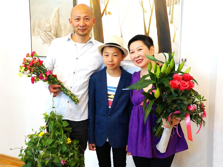 Jangu ģimene personālizstādes atklāšanā – Jaks un Ankija Kukija, vidū viņu dēls Enzo.
Autors: Imants Nullītis