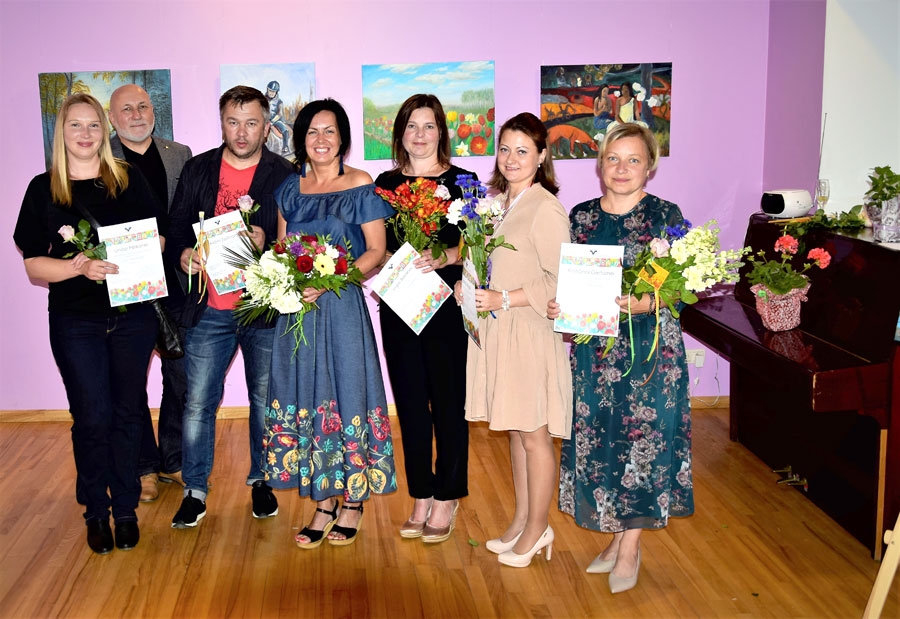 Vecumnieku tautas nama mazajā zālē 24. maijā tika atklāta Vecumnieku mūzikas un mākslas skolas pieaugušo gleznošanas studijas darbu noslēdzošā izstāde «Pavasaris».
Autors: Ainārs Ķienis