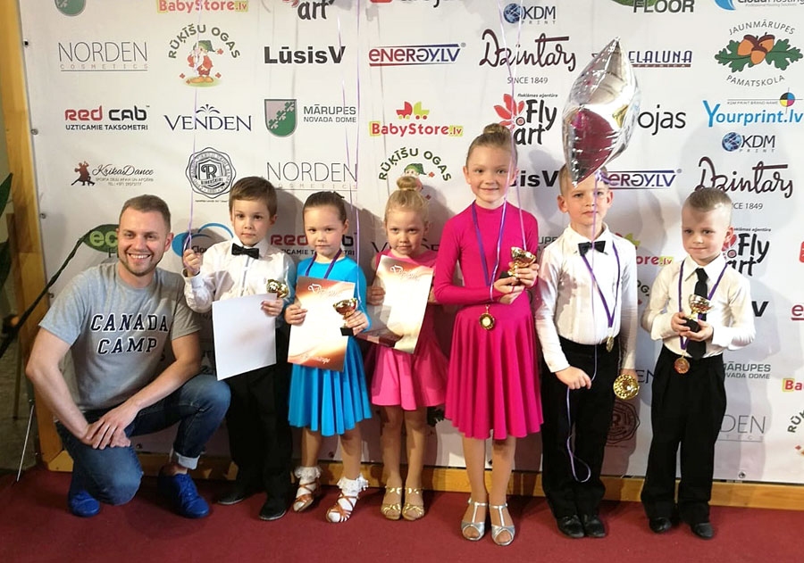 Dejotāji Gabriels Turovs ar Amandu Augstkalni, Martins Sabaļausks un Elīna France, Toms Ozoliņš un Jasmīna Bite kopā ar treneri Uldi Šīmenu.
Autors: no U. Šīmena albuma