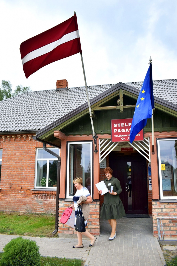 Vecumnieku novada Stelpē 25. maija pēcpusdienā. Vēlēšanu komisijas locekles Irēna Pilskalne (no kreisās) un Sarmīte Jukone dodas ceļā pie iedzīvotājiem, kuri balsošanu pieteikuši mājās.
Autors: Žanna Zālīte