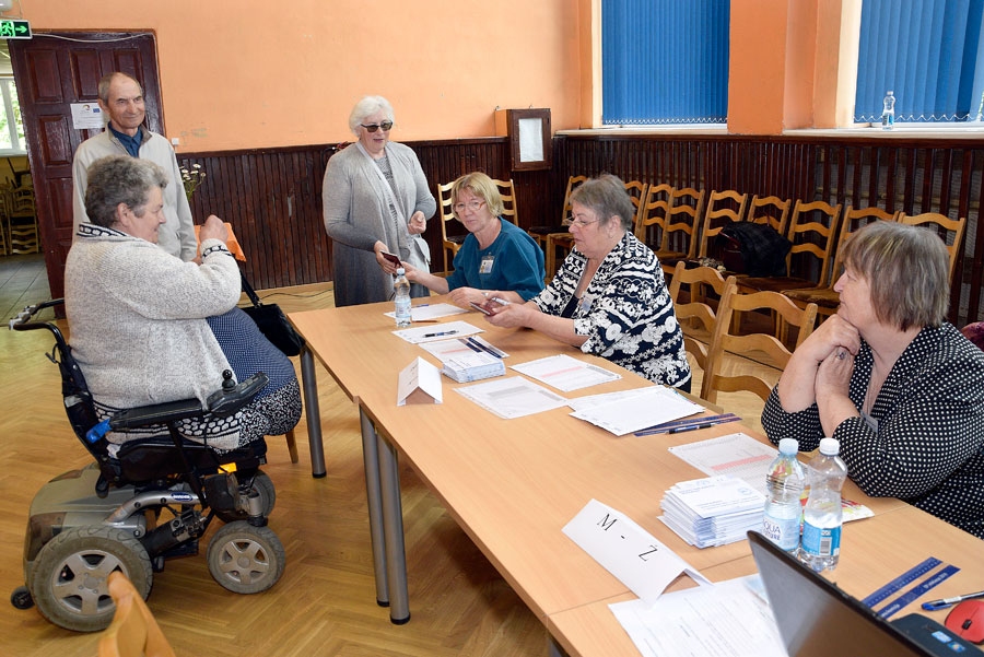 Svitenē. Uz vēlēšanu iecirkni ceļu ratiņkrēslā mērojusi Ligita Glusjaka.
Autors: Ivars Bogdanovs