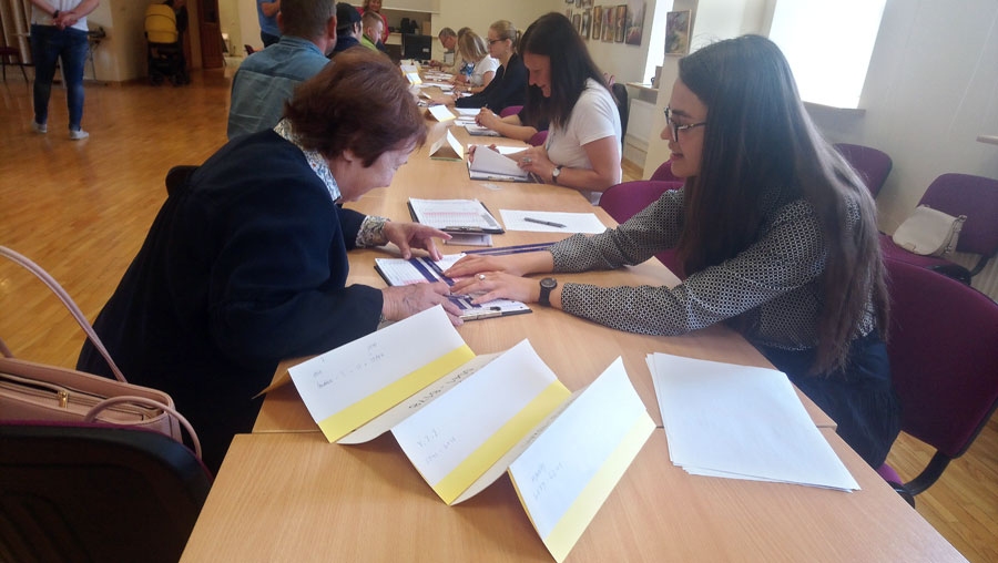 Vēlēšanu iecirknī strādā komisijas locekle Maija Krastiņa (no labās).
Autors: Indra Vētra