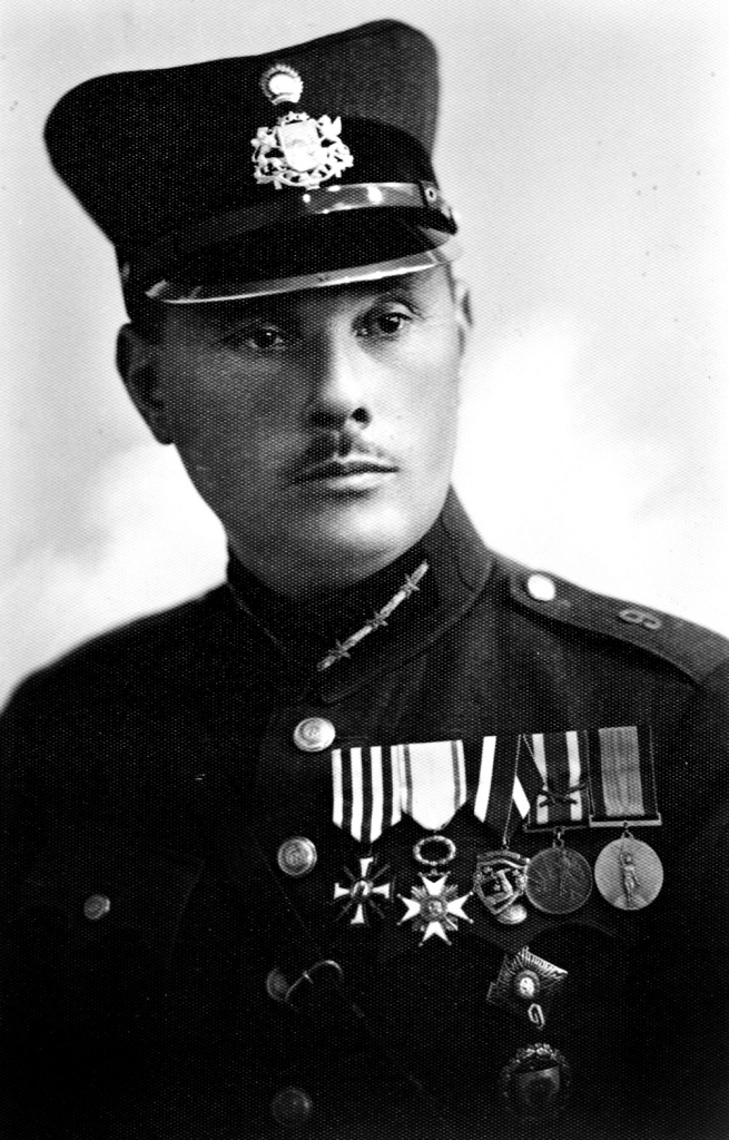 Jānis Birznieks, dzimis Ceraukstes pagasta «Rūgumos». Bauskas bataljona vada komandieris, kurš vadīja Krievgaļu atbrīvošanu un 41 sarkanarmieša sagūstīšanu. 1930. gadu fotogrāfija.
Autors: no Bauskas muzeja krājuma.