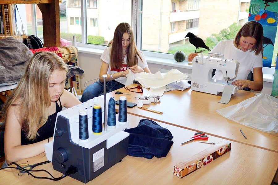 Bauskas mākslas skolas tekstildarbnīcā diplomdarbus izstrādā Anda Adriana Straumane (no kreisās), Kristiāna Jasurēviča un  Laura Lakovica-Lakoviča.
Autors: Ainārs Pastors