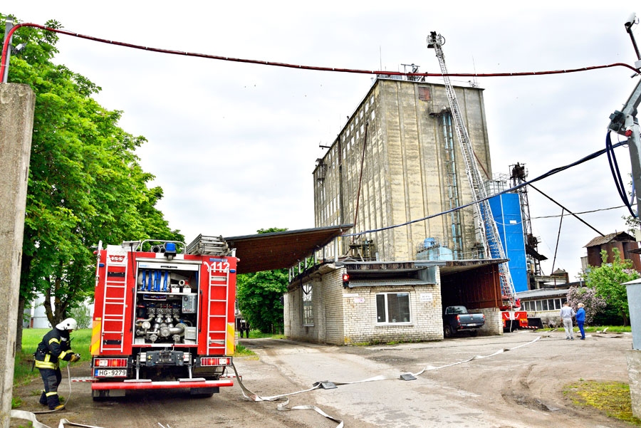 Pēc zvana uz numuru 112 Iecavas elevatora teritorijā ieradušies ugunsdzēsēji-glābēji, ēkas 8. stāvā noticis sprādziens, ir cietušais – taktiskās mācības ir sākušās.
Autors: Ivars Bogdanovs