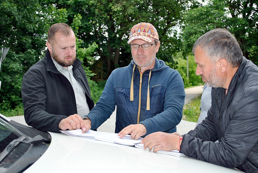 Sanāksmes dalībnieki Arams Avetjans (no kreisās), Sandris Agrickis un Ediks Barojans salīdzina projekta detaļas.
Autors: Ruta Keiša