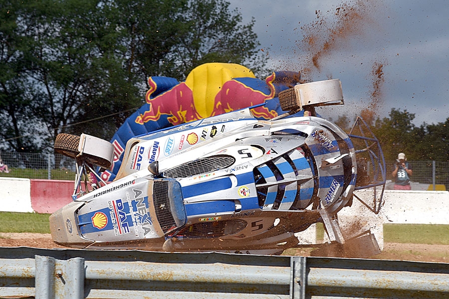 Čehs Jakubs Kubičeks vienā priekšsacīkšu posmā pirmajā līkumā piedzīvoja sadursmi, kopā ar mašīnu apmeta vairākus kūleņus, izkāpa pats laukā un pēc tam finālā izcīnīja trešo vietu «Super Buggy» klasē.
Autors: Uldis Varnevičs
