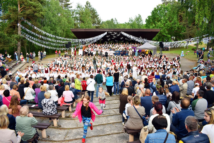 Lielkoncerta noslēgumā ar aplausiem un gavilēm tika pausta pateicība kolektīvu dalībniekiem, vadītājiem, kā arī svētku radošajai komandai.
Autors: Žanna Zālīte