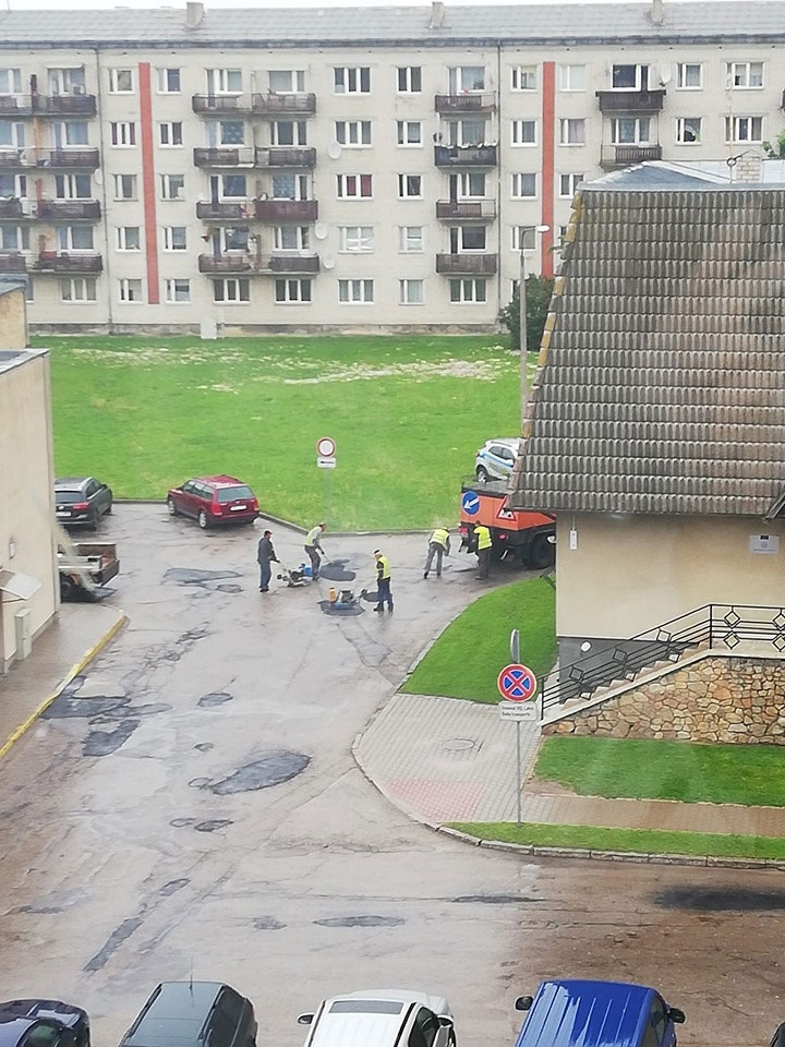 Aculiecinieki 27. maijā fiksēja, kā strādnieki asfaltu ieklāj lietus laikā.
Autors: Aculiecinieka foto