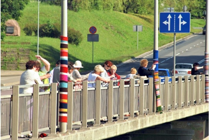 2010. gadā neilgi pirms Jāņiem Mēmeles tilts tika ietērpts krāsainos adījumos.
Autors: No arhīva.