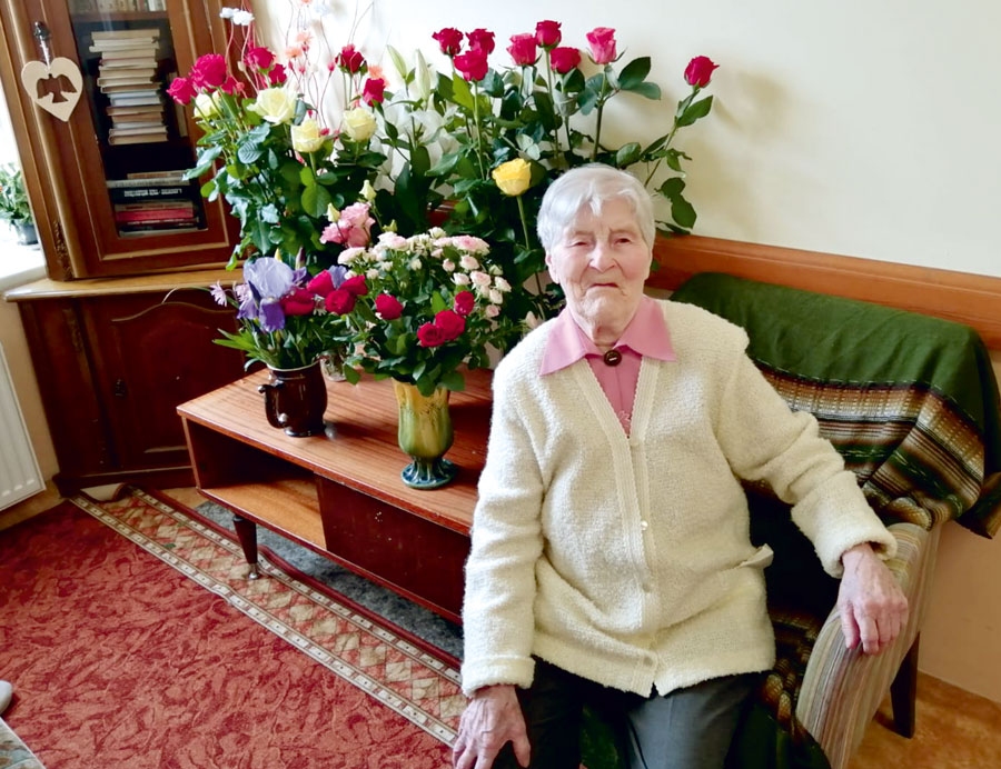 Alise Kaklēna 100. dzimšanas dienā sagaidījusi daudz sveicēju un ciemiņu.
Autors: no personiskā albuma