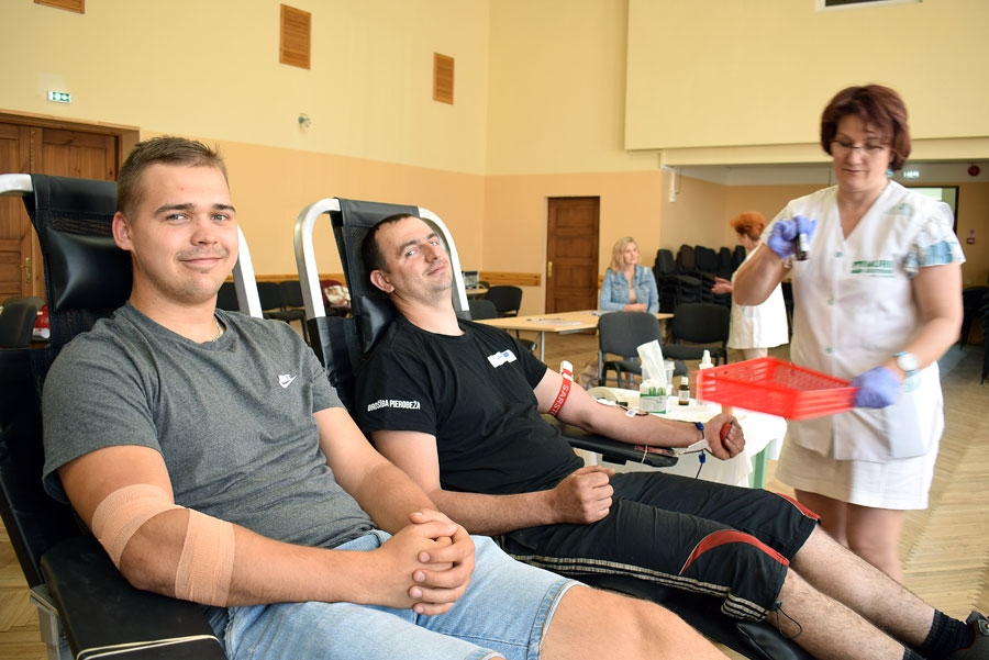 Ugunsdzēsēji-glābēji Visvaldis Janelis (no kreisās) un Timurs Dukāts asinis ziedojuši vairākkārt. Procedūru veic VADC medicīnas māsa Anžela Kezika.
Autors: Žanna Zālīte