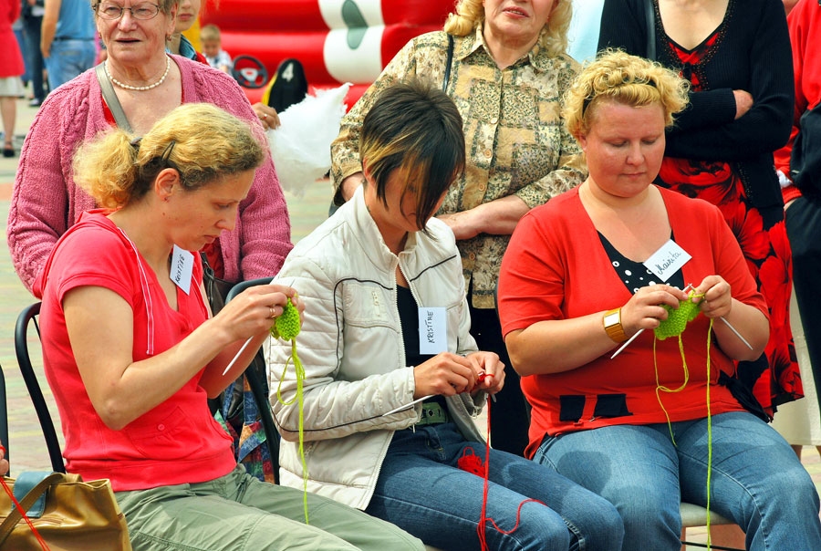 Bauskā kopīgas adīšanas vilnis bija 2010. gada 20. jūnijs, kad akcijas «Dzijām savienotas pilsētas» laikā adīja Rātslaukumā, kad adījumā ietērpa Mēmeles tilta margas.
Autors: no «Bauskas Dzīves» arhīva