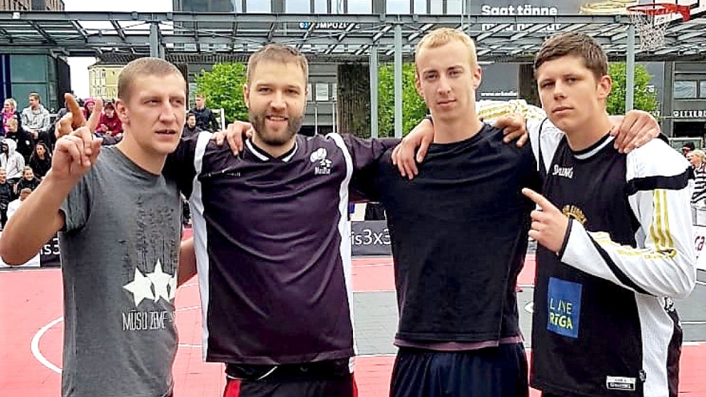 Pirmo vietu turnīrā Helsinkos izcīnīja Nauris Apse (no kreisās), Jānis Kļaviņš, Roberts Cers un Lauris Dūra.
Autors: no ghetto.lv