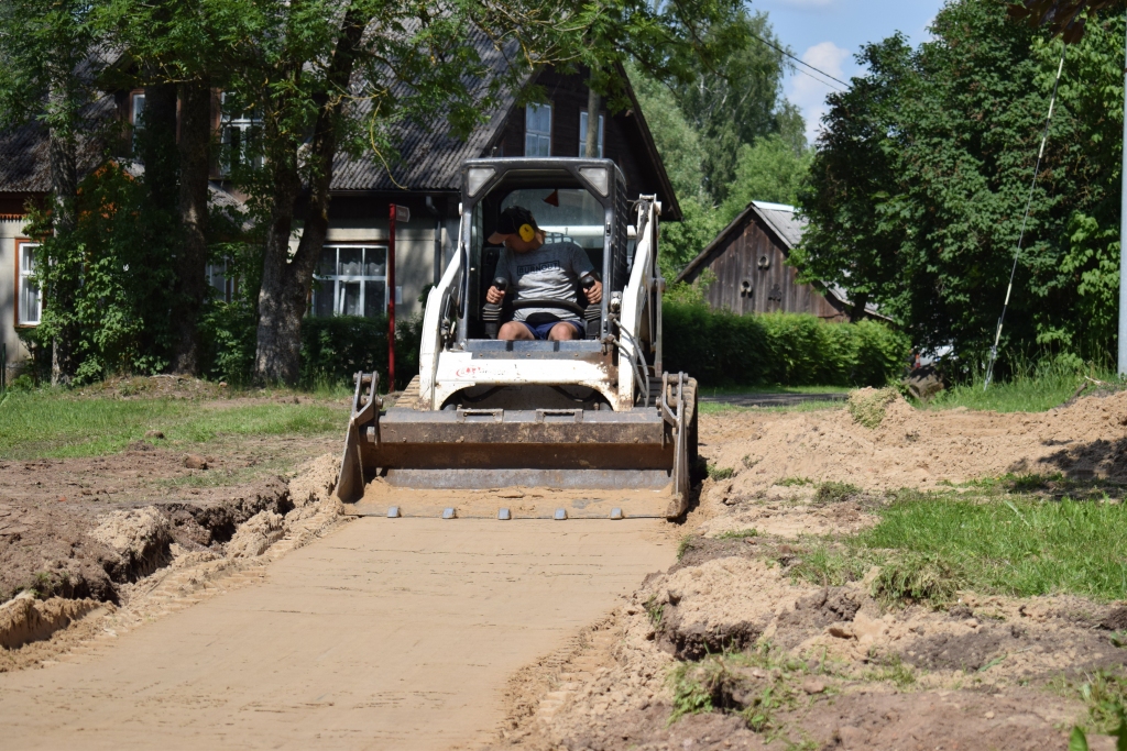 Vecumnieku parkā SIA «Admaster» izbūvēs bruģētā celiņa turpinājumu, lai taciņa vestu cauri visai teritorijai.
Autors: Žanna Zālīte