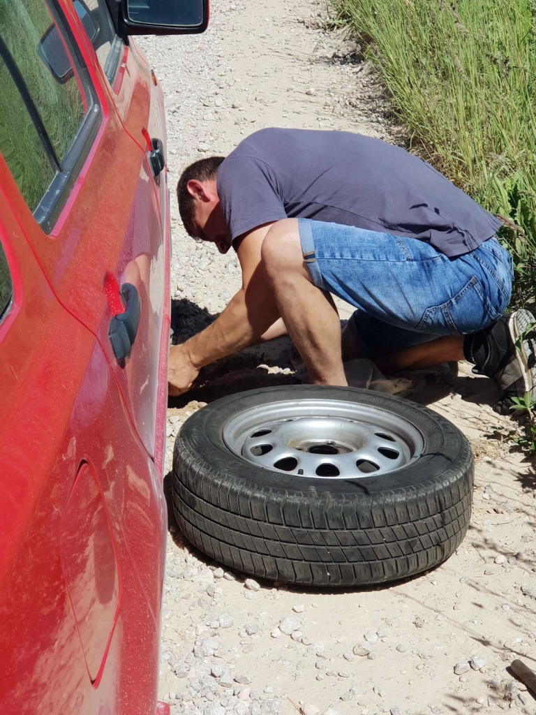 Ceļa posms no Misas uz Vecumniekiem ir tik kritiskā stāvoklī, ka automobilim tika pārsista riepa, kas ceļā bija jāmaina.
Autors: Aculiecinieka foto