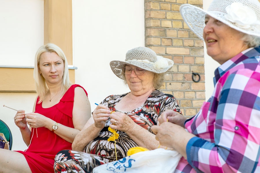 Rīdziniece Asja Vanaga (no kreisās) un Bauskas «Aspazijas» nodevušās tamborēšanas priekam.
Autors: Ģirts Donerblics