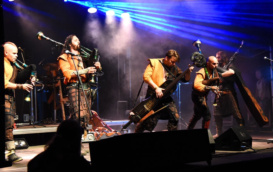 «Corvus Corax» uzstāšanās laikā uz skatuves puiši cēla meitenes plecos un iesaistījās kopā ar citiem apļa skrējienā, kas turpat pie skatuves notika. Šāds skrējiens mūzikas pavadījumā gandrīz bez apstāšanās ilga apmēram pusstundu, un vismaz trīs pāri izturēja gandrīz līdz koncerta beigām.
Autors: Uldis Varnevičs