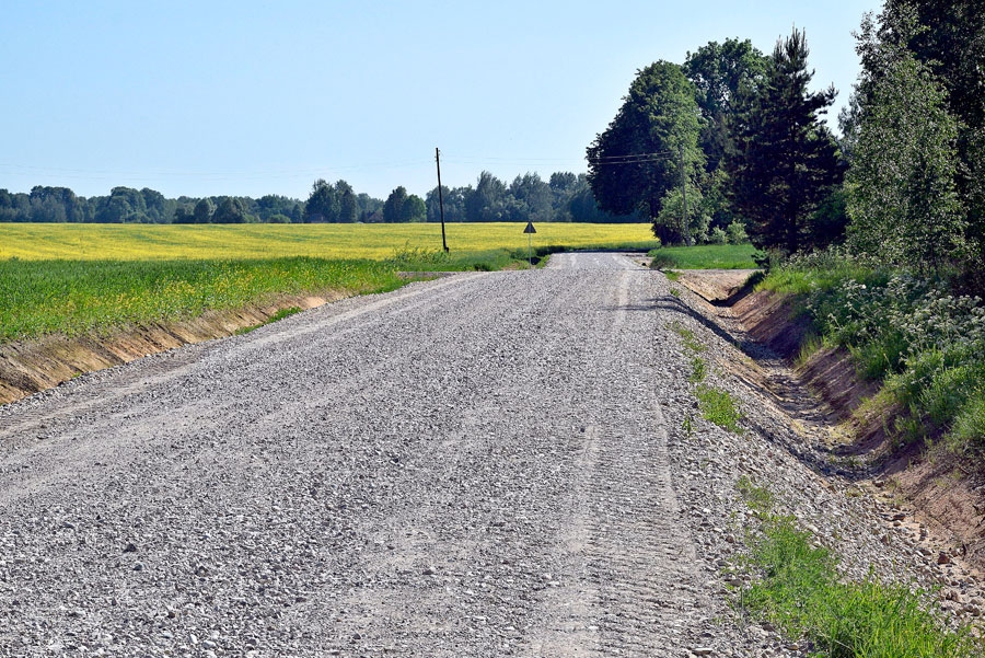 Vecsaules pagastā gandrīz pabeigto grants ceļu uz Zvaigznes ciemu iedzīvotāji un amatpersonas vērtē kā labi pārbūvētu.
Autors: Ivars Bogdanovs