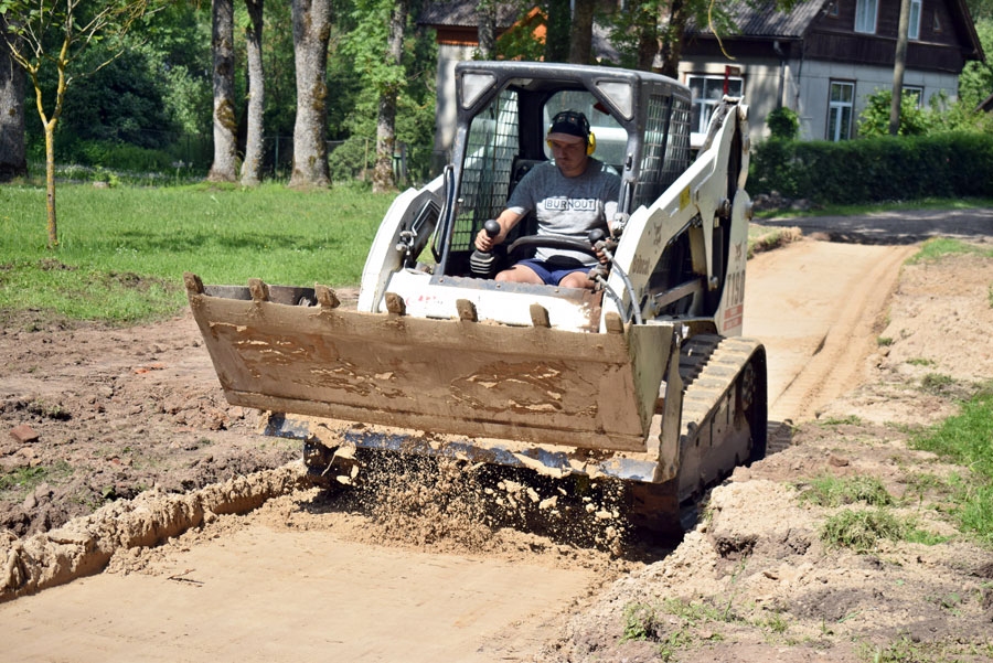 Vecumnieku parkā SIA «Admaster» izbūvēs bruģētā celiņa turpinājumu, lai taciņa vestu cauri visai teritorijai.
Autors: Žanna Zālīte