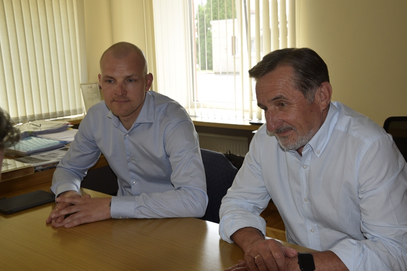 SIA «Cido grupa» Baltijas reģiona loģistikas direktors Paulis Dālbergs un SIA «Bauskas alus» valdes loceklis Vladimirs Barskovs pārrunā uzņēmuma pārņemšanas procesu.
Autors: Ivars Bogdanovs