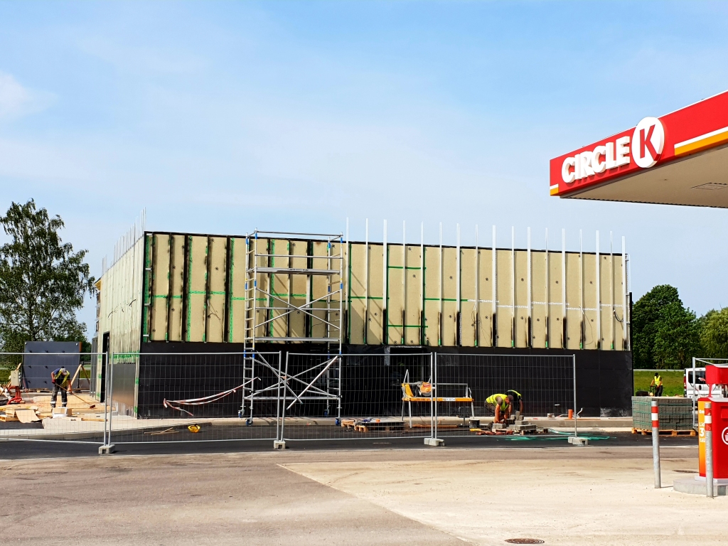 Tirdzniecības platība līdzšinējā DUS ēkā bija 82,3 m2, jaunajā tā būs divkārt lielāka – 172 m2.
Autors: www.bauskasdzive.lv