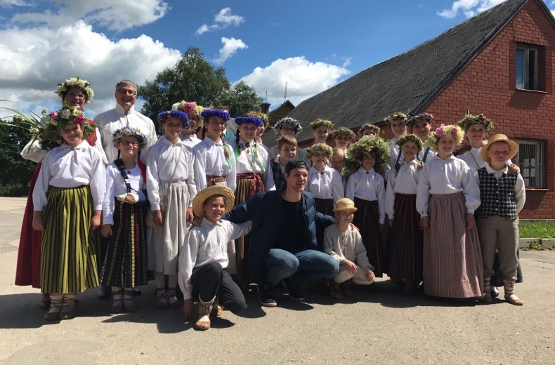 21. jūnijā plkst. 12.45 bērnu jauniešu folkloras kopa „Tarkši” visus iecavniekus aicina pievienoties viņiem Iecavas tirgus laukumā, lai LR2 ēterā skandētu „Gadsimta garāko līgodziesmu”.
Autors: lsm.lv