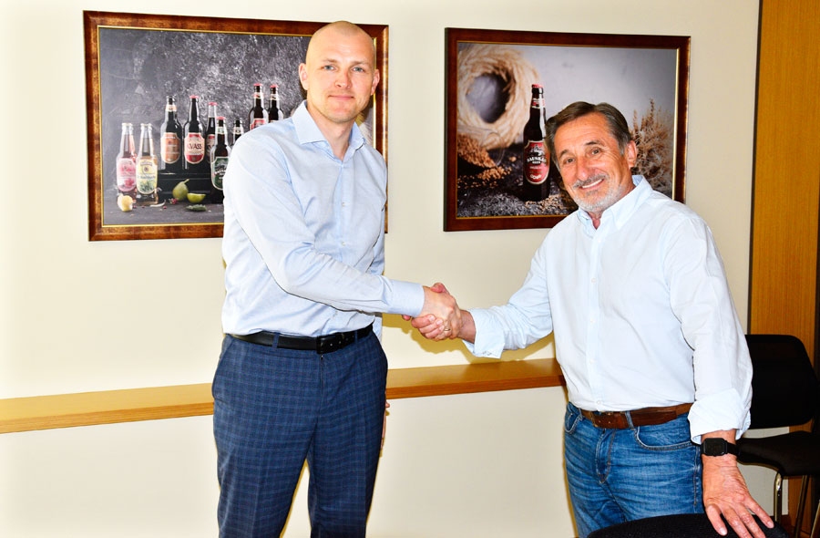 Uzņēmumu vadītāji Paulis Dālbergs un Vladimirs Barskovs apmainās ar simbolisku rokasspiedienu.
Autors: Ivars Bogdanovs