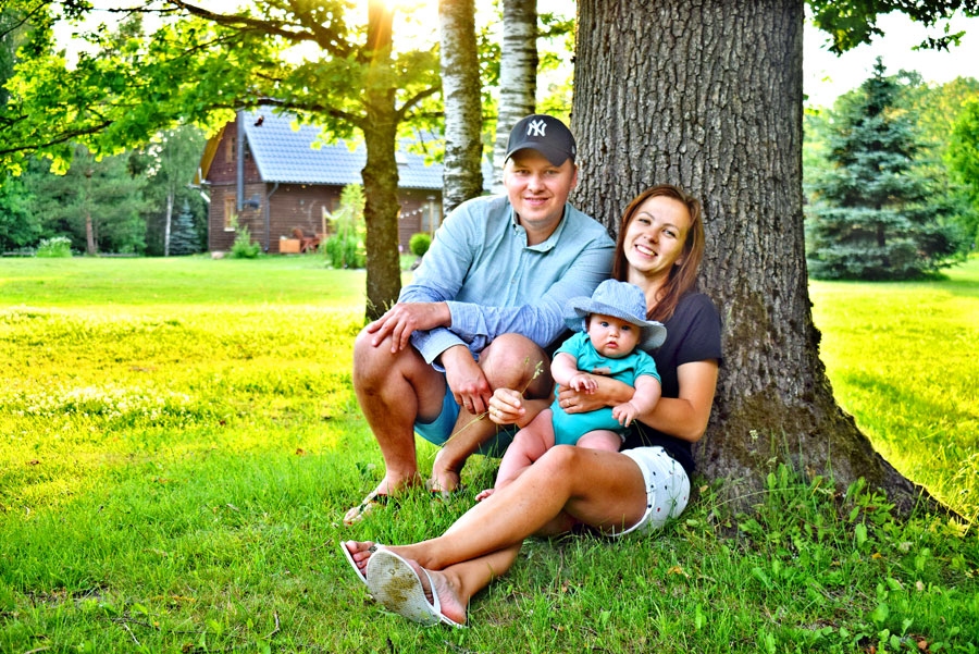 Andersonu ģimene – Sintija, Edgars un mazā Šarlote – mieru lauku klusumā bauda paši savā sētā. Fotografēšanās dienā klāt nebija dēla Harija.
Autors: Žanna Zālīte