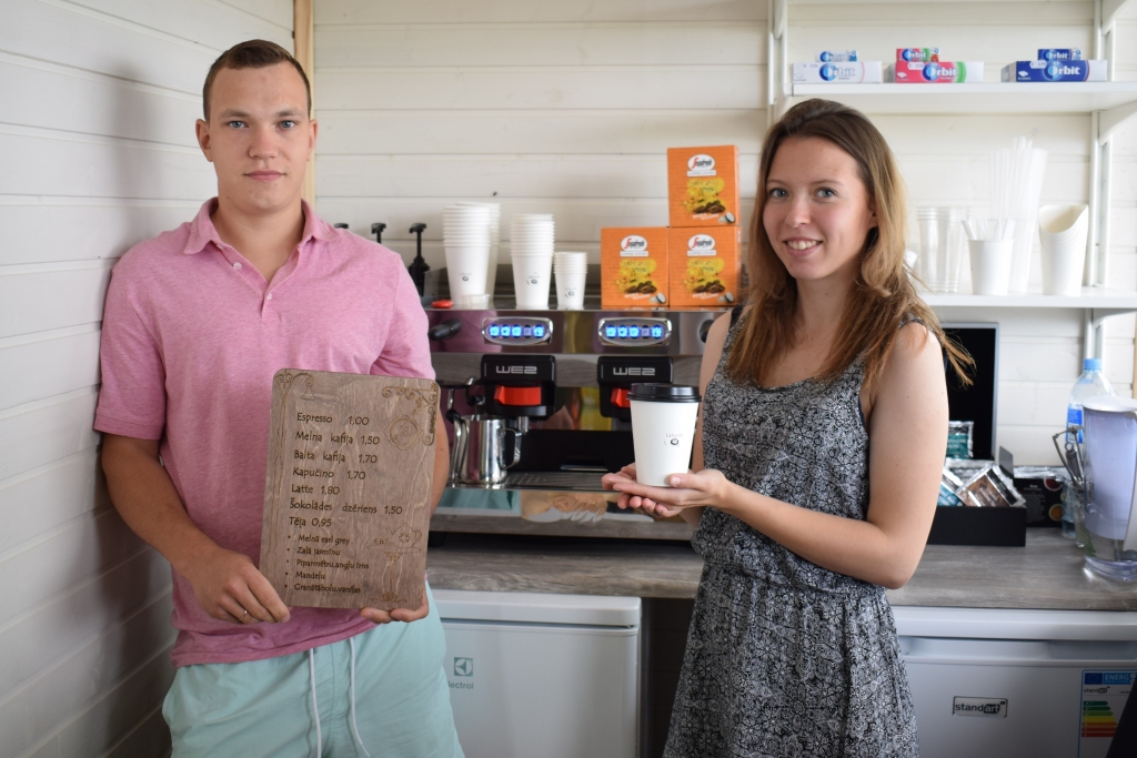 Kristiāna un Uvis Reinvaldi aicina autovadītājus piestāt Vecumnieku «Nestē», lai iegūtu uzmundrinošu «ceļabiedru» – gardu kafiju vai aromātisku tēju.
Autors: Žanna Zālīte