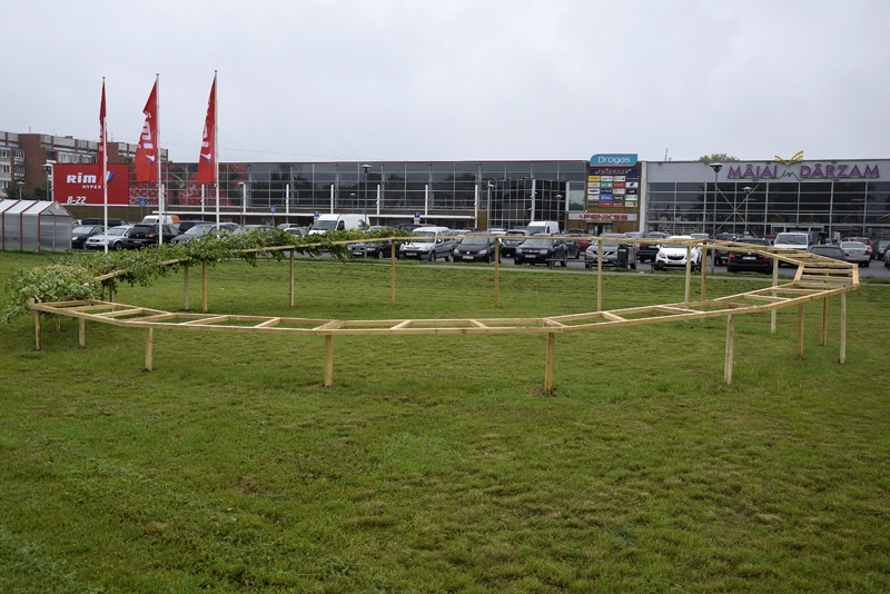 Trešdien, 19. jūnijā, pie tirdzniecības centra «Rimi Bauska» norisināsies Bauskas pilsētas un novada svētku dižvainaga pīšanas atklāšanas pasākums. BKC svētku apmeklētājus aicina nākt ar ozolu lapām, pļavas veltēm vai citām Jāņu zālēm, ko ievīt svētku vainagā.
Autors: Ivars Bogdanovs