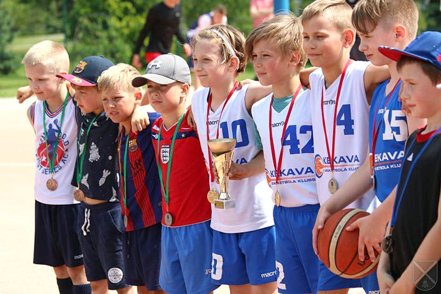 Iecavas U12 grupā uzvarēja «Ķekavas karavīri» (vidū), otrajā vietā «Red Bulls», trešie palika «Cepliņi».
Autors: no iecava.lv
