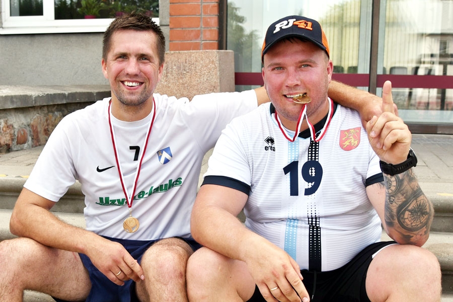 Florbolisti Ģirts Laugalis (no kreisās) un Armīns Timinskis priecājas par izcīnītajām zelta medaļām vīru grupā.
Autors: Uldis Varnevičs
