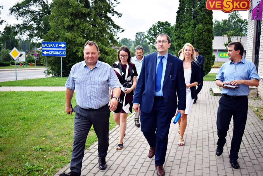 Vecumnieku centrā pašvaldības pārstāvji Guntis Kalniņš (no kreisās) un Guntars Veismanis vērsa satiksmes ministra Tāļa Linkaita (vidū) uzmanību uz situāciju satiksmes drošībā.
Autors: Žanna Zālīte