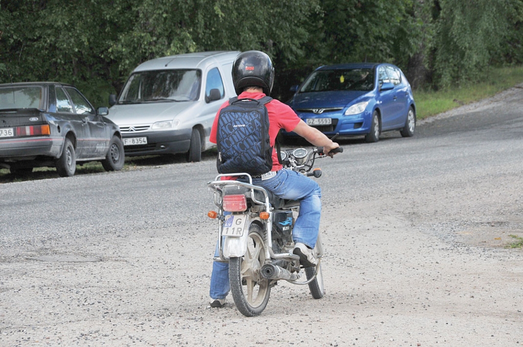 Zēni visās vecuma grupās ievainojumus gūst biežāk nekā meitenes. Taču mediķi uzsver, ka traumu galvenie iemesli ir vecāku neuzmanība, nepietiekama atbildība, kā arī zināšanu trūkums par bērniem drošu vidi un šīs vides uzturēšana.
Autors: Dainis Ģelzis
