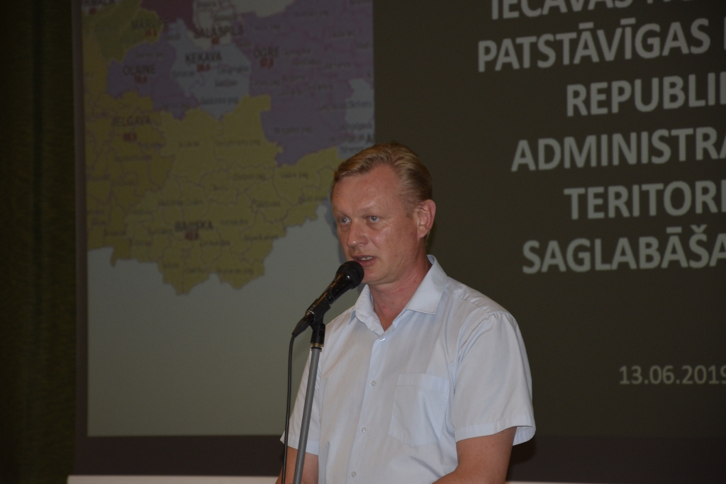 Iecavas novada domes priekšsēdētājs Aivars Mačeks sabiedriskās apspriešanas sapulcē Iecavā.
Autors: Ivars Bogdanovs