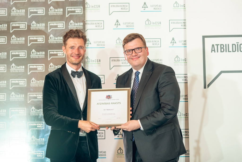AS «Balticovo» valdes loceklis Toms Auškāps (no kreisās) no ministra Jura Pūces saņem atzinības rakstu par ilgtspējīgu pieeju uzņēmējdarbībai un nozīmīgu reģiona attīstības virzīšanu.
Autors: Publicitātes foto.
