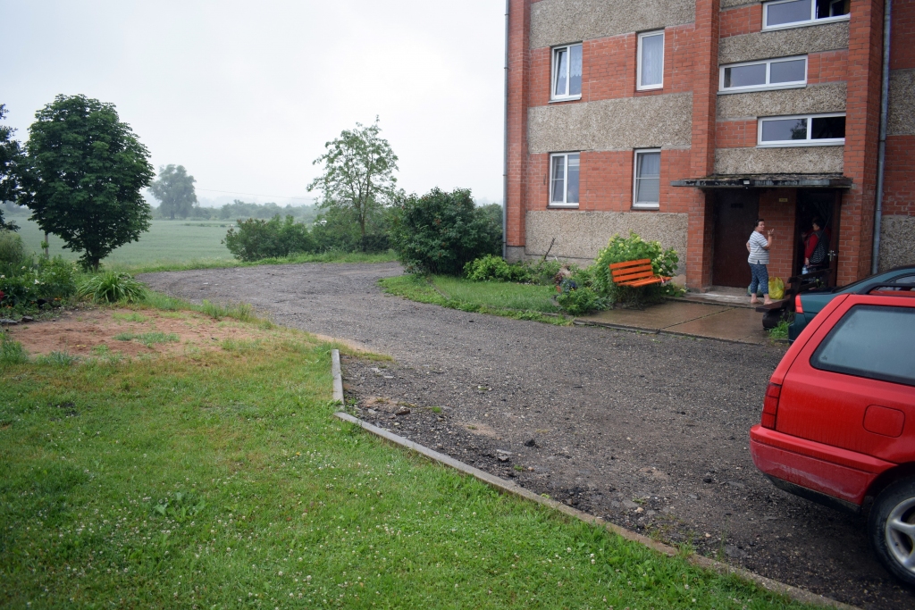 Beibežu ciema 8. mājas pagalmā paplašinās iebrauktuvi, lai izveidotu automašīnu stāvlaukumu; tiks labiekārtots arī pagalms.
Autors: Žanna Zālīte