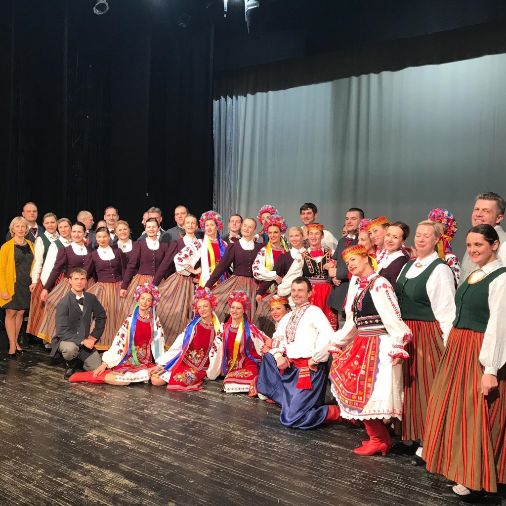 VPDK “Mēmele” un “Kiev-Polit” tautas deju festivālā Pluņģē.
Autors: No albuma.