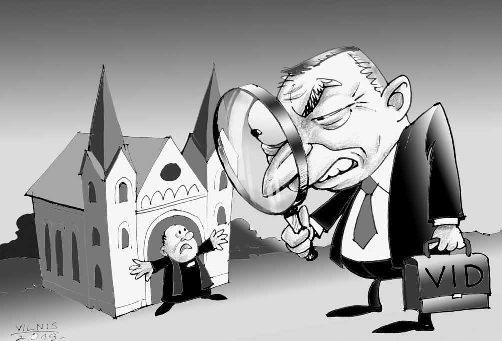 LIKUMA PRIEKŠĀ – KĀ DIEVA PRIEKŠĀ! FAKTS: Valsts ieņēmumu dienests (VID) veicis kratīšanu katoļu baznīcas draudzēs un izņēmis desmitiem tūkstošu eiro lielus ziedojumus, jo ir aizdomas, ka tie nav izlietoti atbilstīgi likumam, un tieslietu ministrs Jānis Bordāns aicina draudzes kārtot grāmatvedības dokumentus pareizi.
Ir liela slodze budžetam,/ Trūkst naudas valstī šim un tam./ Spriež Miķelis un dažs labs cits –/ Ir ļoti aktīvs kļuvis VIDs./ Tas ķeras pat pie maiznīcām,/ Nu kārta arī baznīcām,/ Kur tās ziedojumus liek,/ Ievērots vai likums tiek./ Laiki pienākuši tādi,/ Ticību kad nevieš vārdi,/ Tīrs ja gribi justies tu,/ Kārto stiprus papīrus!/ Salmiņš pasviests izveicīgi – / Baznīcas nav caurspīdīgas –,/ Vēl nav aizsvilusies ēka,/ Sacelta jau liela brēka.
Autors: Zīmējums – Vilnis Bulavs, rīmes – Daina Ziemele